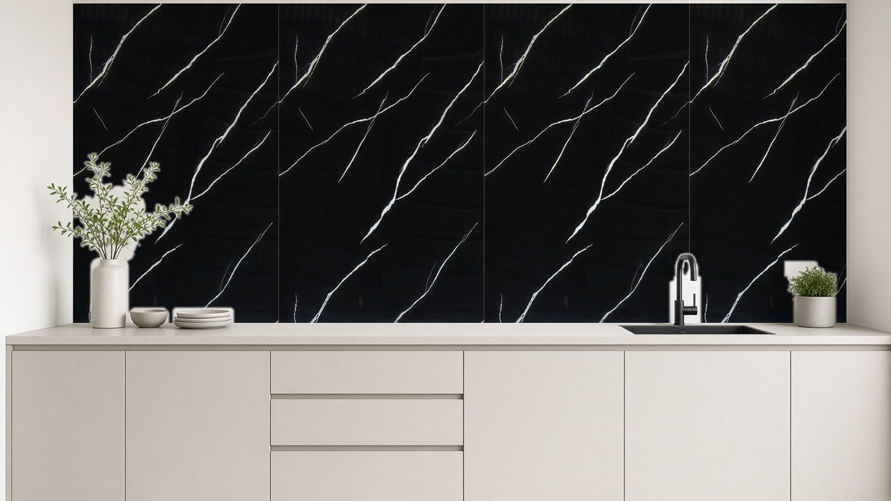 Depois: cozinha do ambiente modelo com a parede revestida a Nero Bianco (simulação com a textura real)