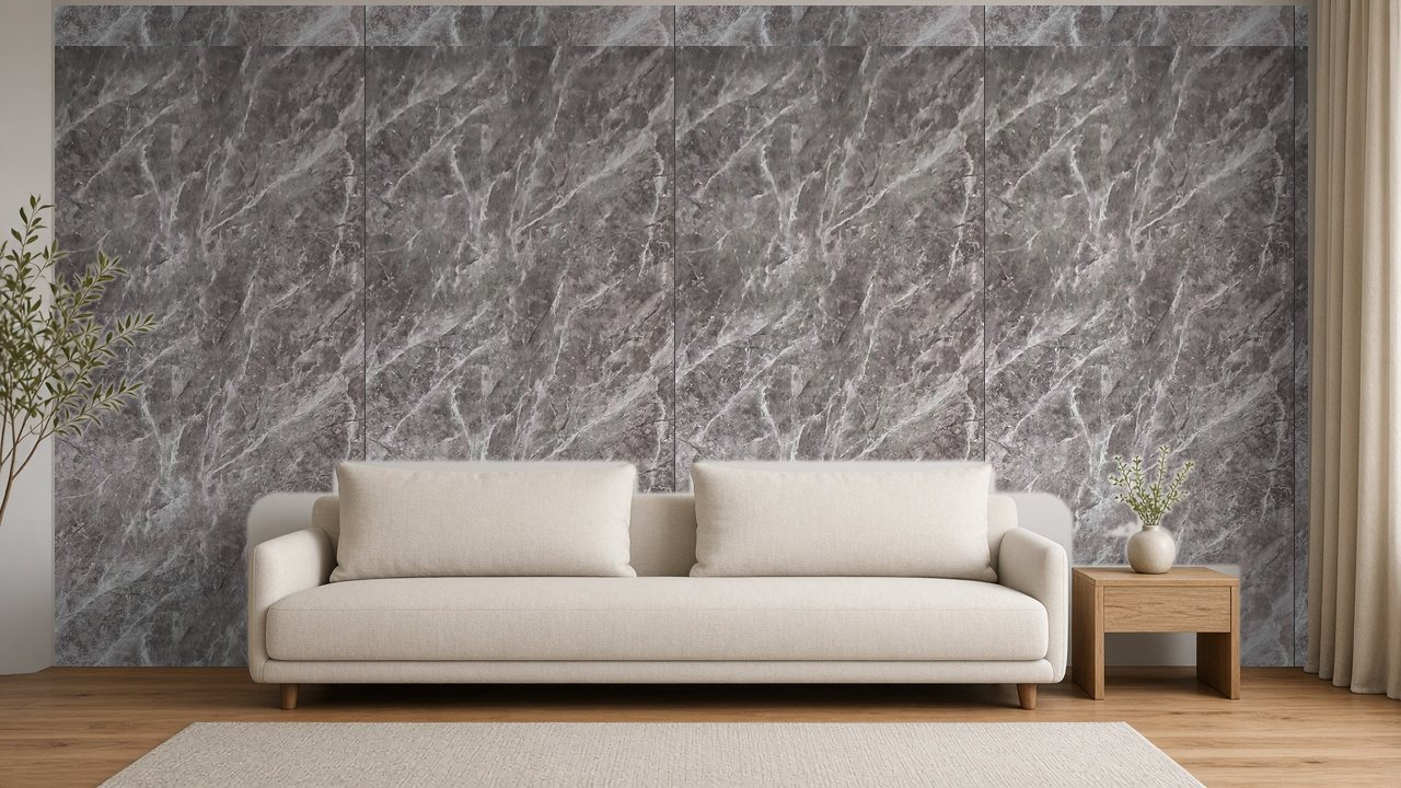 Depois: sala do ambiente modelo com a parede revestida a Grigio Tricolore (simulação com a textura real)